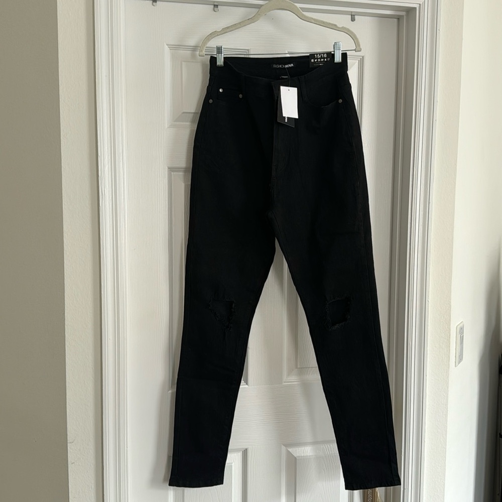 Fashionable Nova Black High Rise Destructed Skinny Jean